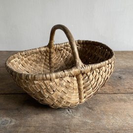 BU20110166 Oud Frans oogstmandje voor paddestoelen in prachtige staat! Afmeting: 31,5 cm lang / 22 cm breed / 11,5 cm hoog (tot hengsel) /  18,5 cm (t/m hengsel)