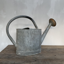 BU20110094 Large old French zinc watering can. Beautifully weathered and still in usable (waterproof) condition! Size: 44 cm. high / 65 cm. wide / 22 cm. deep. Pickup only.