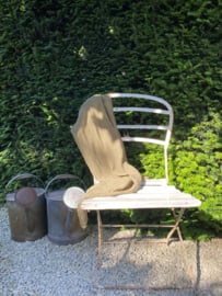 BU20110162 Antieke 19de eeuwse ijzeren Franse terrasstoel met houten zitting in authentiek verweerd wit...prachtig in eenvoud. In zeer mooie staat en....opklapbaar. Afmeting: 90 cm hoog / 49  cm breed / zithoogte: 40 cm Alleen ophalen.