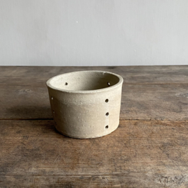 AW20111206 Oude Franse geitenkaas mal in mooie leemkleur en prachtige staat! Afmeting: 6,5 cm hoog /  10,5 cm doorsnede