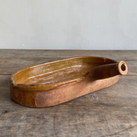 AW20111181 Antique, rustic French earthenware baking dish, unfortunately missing a piece of the bottom edge, but otherwise in beautiful condition! Size: 32.5 cm long / 5.5 cm high / 16.5 cm cross section.