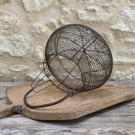 OV20111061 Large old French Fil de Fer egg basket...also nice for your shallots or garlic in beautiful condition! Size: 21 cm high (to handle) / +/- 25 cm cross section (measured over the belly)
