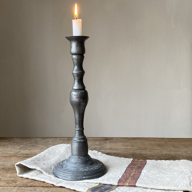 OV20110978 Antieke Franse tinnen kandelaar. Mooi hoog model, zware uitvoering en prachtig verweerd door gebruik. Afmeting: 31,5 cm hoog / 12,5 cm doorsnede (voet) / 5,5 cm.doorsnede kaarshouder.