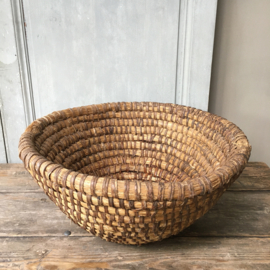 AW20110652 Old large French straw basket. Was used to catch beehives in the wild. In beautiful condition! Size: 22 cm. high / 48 cm. cross section.
