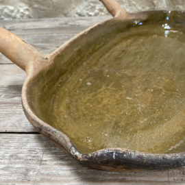 AW20111319 Antique French oven dish in a unique color. In beautiful condition except for a chip on the rim (see photo)! Period: 19th century. Size: 53 cm long / 5.5 cm high / 27 cm cross section.