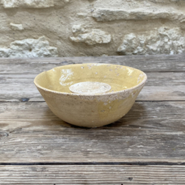 AW20111300 Oud Frans schenkkommetje  gebruikt voor het maken van kaas....mooi zachtgeel geglazuurd  en prachtig verweerde staat! Afmeting:  16 cm doorsnede /  +/- 6,5 cm hoog