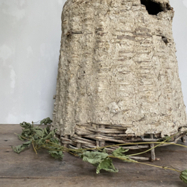 BU20110115 Antique French beehive of willow and loam in beautifully weathered condition! Size: 60 cm. high (up to the wooden handle) / 40 cm. cross section. Pick up in store only!