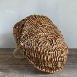 BU20110165 Oude Franse oogstmand van gevlochten wilgenteen in prachtige staat! Afmeting: 46 cm lang /  36 cm  breed /  16 cm hoog (tot hengsel) 33 cm hoog (inclusief hengsel)