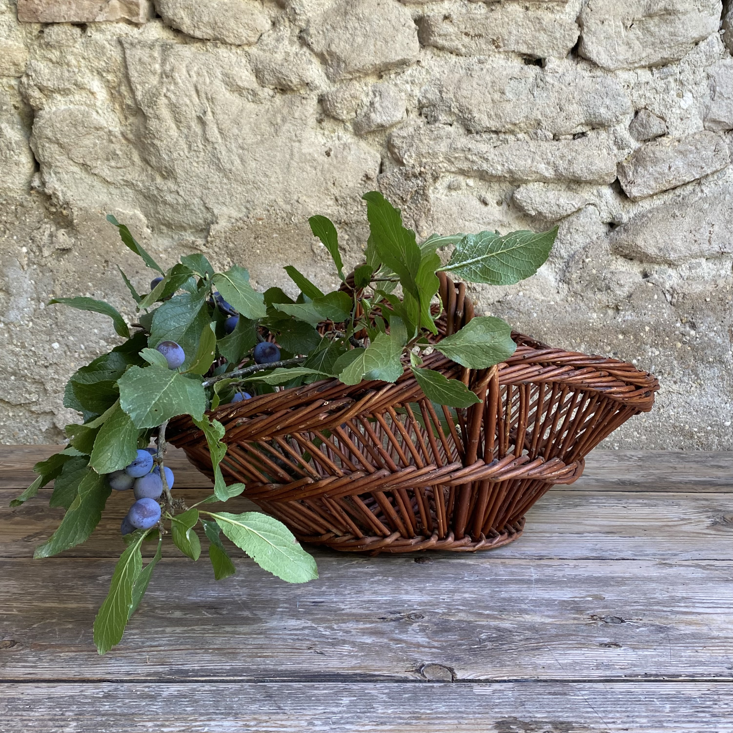 BU20110179 Oude traditionele Franse oogstmand van gevlochten wilgenteen in prachtige staat! Afmeting: 47 cm lang /  21 cm hoog (tot hengsel) / 33 cm doorsnede