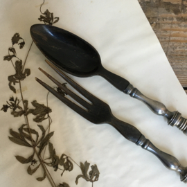 OV20110572 Beautiful old French salad cutlery with silver-plated handles with a monogrammed J.V.B further in black / brown bone. The fork misses a piece on one top (see picture) but further in beautiful condition! Size: +/- 30 cm. long.
