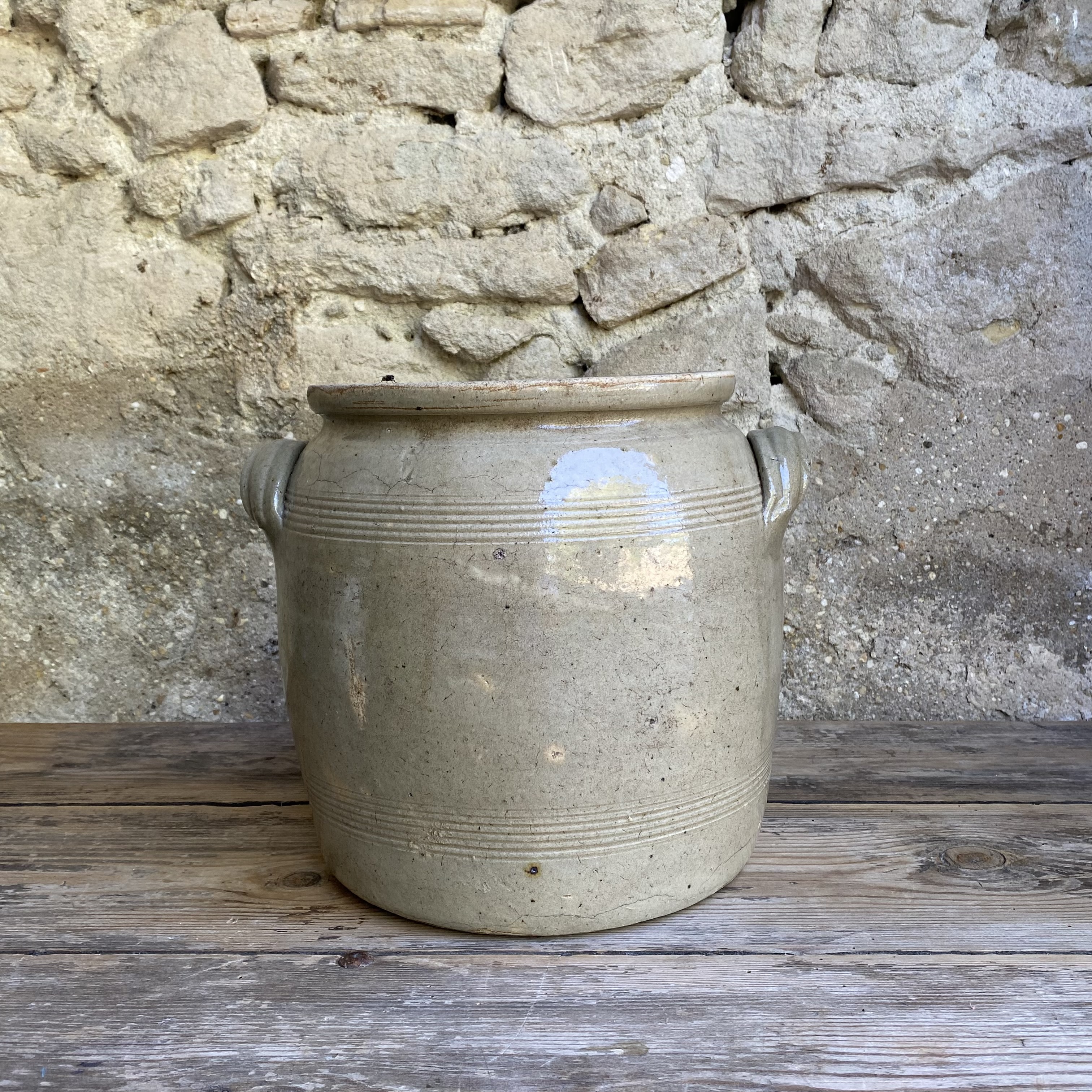 AW20111237 Grote oude Franse pot van grès aardewerk in mooie staat en prachtig gecraqueleerd zie voor details foto's. Afmeting: 25,5 cm hoog / 21,5 cm doorsnede.