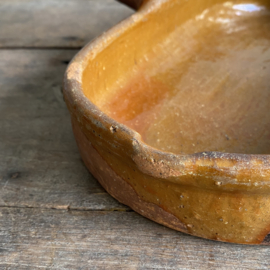 AW20111181 Antique, rustic French earthenware baking dish, unfortunately missing a piece of the bottom edge, but otherwise in beautiful condition! Size: 32.5 cm long / 5.5 cm high / 16.5 cm cross section.