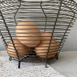 OV20110214 Old Belgian "Fil de Fer" egg basket in beautiful condition! Size: 16 cm. high (to handle) / 14 cm. cross section.