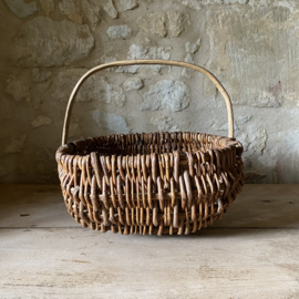 BU20110187 Old French harvest basket made of woven wicker in beautiful condition! Size: 36.5 cm long / 17 cm high (to the handle) / 32 cm high (including the handle) / 35.5 cm wide