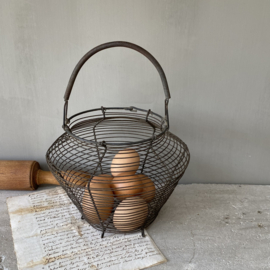 OV20110214 Old Belgian "Fil de Fer" egg basket in beautiful condition! Size: 16 cm. high (to handle) / 14 cm. cross section.