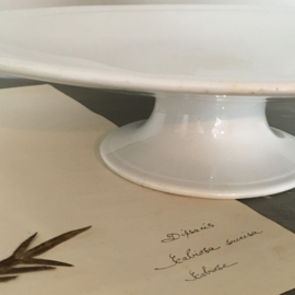 AW20110837 Groot antiek Belgisch taart plateau  stempel - Boch Frères Louvière periode: 1880-1900. Heeft een barst in het glazuur op de voet (zie foto, maar verder in prachtige staat! Afmeting: 36,5 cm. doorsnede / 9,5 cm. hoog.