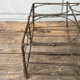 OV20110629 Old large French "Fil de Fer" rack in beautifully weathered, but perfect condition! Size: 43.5 cm. long / 17.5 cm. wide / 18 cm. high (up to handle)
