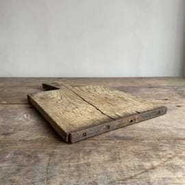 OV20110981 Old French wooden cutting board in weathered, but beautiful condition! Size: 38 cm long (up to handle) / 27.5 cm (to handle) / 23.5 cm wide / 1.5 cm thick.