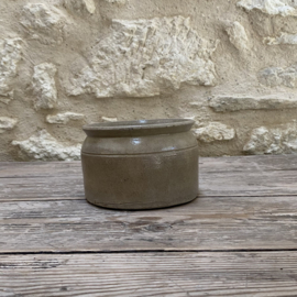 AW20111296 Old French grès stoneware pot, nice low model...small feint hairline, but completely stable (see photos for details) otherwise in beautiful condition! / Size: 10 cm high / 14.5 cm cross section.