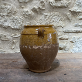 AW20111200 Antieke Zuid-Franse confitpot periode: 19de eeuw in prachtige okergele tint en staat!  Afmeting: 29 cm hoog /  19  cm doorsnede.