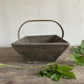 BU20110124 Old French wooden grape picking basket, nicely aged due to use and in beautiful condition! Size: 46.5 cm long / 28 cm wide / 13 cm high (to the handle)