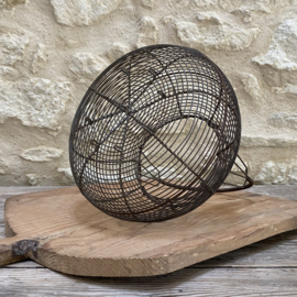 OV20111061 Large old French Fil de Fer egg basket...also nice for your shallots or garlic in beautiful condition! Size: 21 cm high (to handle) / +/- 25 cm cross section (measured over the belly)