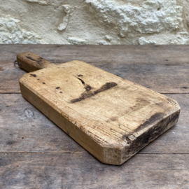 OV20111098 Oude Franse rustieke houten broodplank in prachtige doorleefde staat! Afmeting: 45 cm lang (inclusief greep) / 30,5 cm lang (exclusief greep) / 17,5 cm breed / 4 cm dik