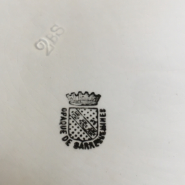 AW20110518 Antieke Franse serveerschaal licht beboterd stempel - Opaque de Sarreguemines periode: 1875-1900. Mist een chip onderzijde rand (zie foto) verder in prachtige staat! Afmeting: 39 cm. lang / 25,5 cm. doorsnede