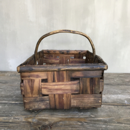 OV20110668 Old French chip harvesting basket for collecting chestnuts in good condition! Size: 13.5 cm. high (up to handle) / 38.5 cm. long / 23 cm. wide.