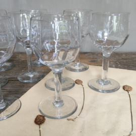 OV20110677 set van 11 oude likeur glaasjes met prachtig facet geslepen motief. Periode: jaren '20 in prachtige staat! Afmeting: 13 cm. hoog / +/- 6 cm. doorsnede.