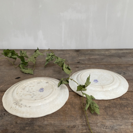AW20111050 set van 2 antieke Franse dessert- of kaasbordjes stempel - Opaque de Sarreguemines - periode: 1875-1900 in beboterde en mooie staat. Afmeting: 19,5 cm. doorsnede