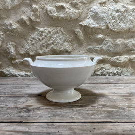 AW20111305 Antique French tureen - stamped D.Johnston J. Vieillard & Co Bordeaux period: 1845-1865. Has a chip on one of the handles (see photos for details), otherwise in beautifully lightly buttered condition! Size: 14.5 cm high / 18.5 cm cross section
