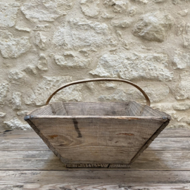 BU20110202 Old French wooden grape harvest basket in beautiful weathered -grey condition with nice iron corner details! Size: 48 cm long / 18 cm high (to handle) / 25.5 cm high (including handle) / 35.5 cross section.