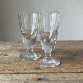 OV20111055 Twee antieke Franse wijnglazen van mond geblazen glas ieder uniek in zijn uitstraling...in prachtige staat! Afmeting:  15 cm hoog /  7 cm doorsnede.