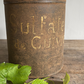 OV20110939 Beautifully decorative French weathered metal stock tin with handwritten text - Sulfate de Cuivre - (copper sulphate). Size: 24 cm high / 18.5 cm cross section