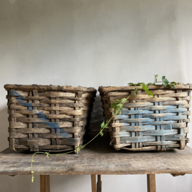 BU20110134 Old harvest baskets of braided chestnut in beautiful condition! Size: 53.5 cm long / 44.5 cm wide / 32 cm high. Mentioned price is per piece. The basket on the right is already sold!