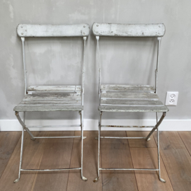 OV20110866 Set of 2 old French folding iron terrace chairs with original off-white color wooden slats seat and backrest and ... in beautiful usable condition! Size: 42.5 cm. high (to the seat) / 36 cm. wide. Pick up in my store only.