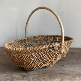 BU20110165 Oude Franse oogstmand van gevlochten wilgenteen in prachtige staat! Afmeting: 46 cm lang /  36 cm  breed /  16 cm hoog (tot hengsel) 33 cm hoog (inclusief hengsel)