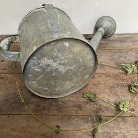 BU20110122 Old French zinc watering can in beautifully weathered condition, content: 22 litres, waterproof! Size: +/- 35 cm. high (up to handle) Only pick up in store!