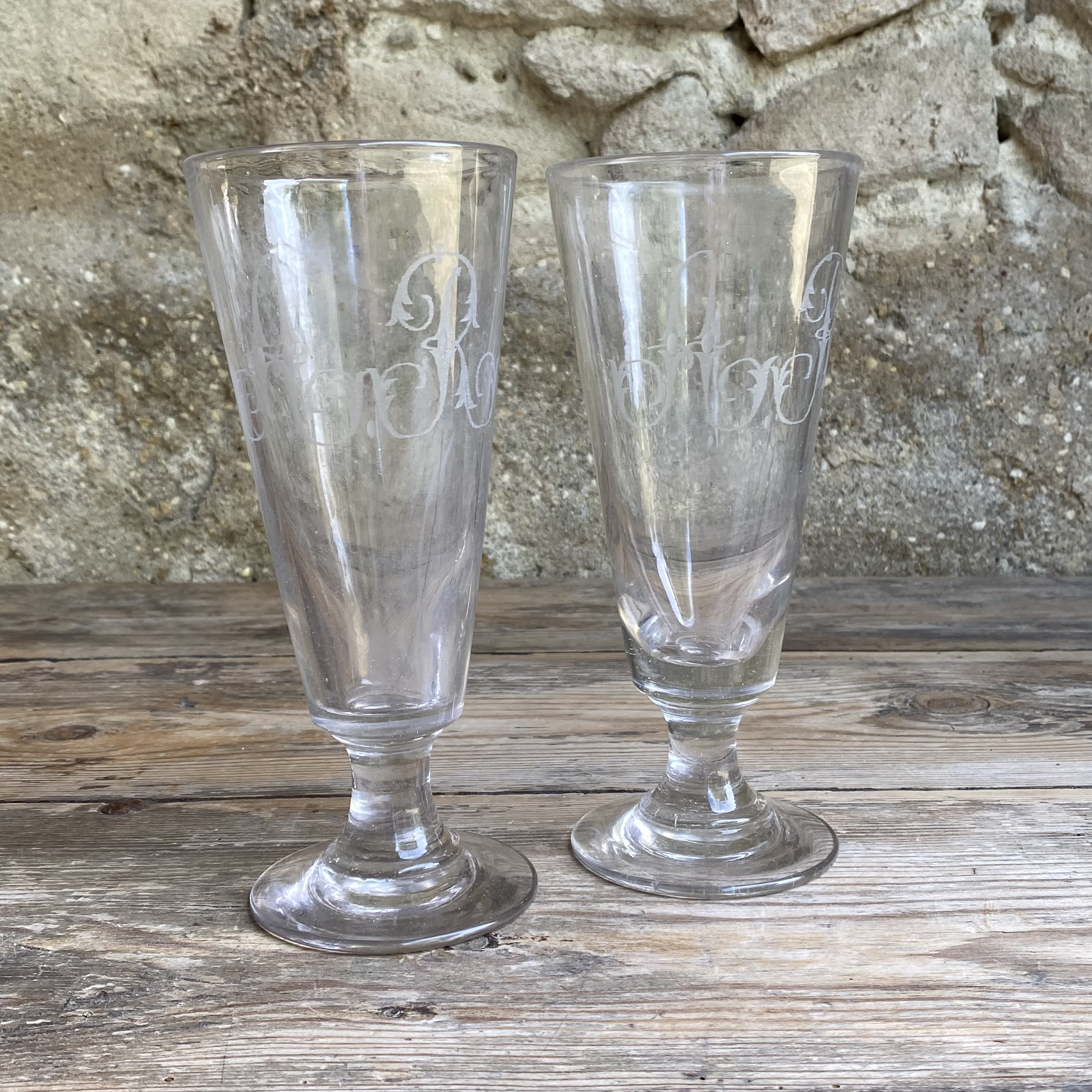 OV20111068 Set van 2 antieke hoge Franse glazen van mond geblazen glas met prachtig monogram - A. R - . Iets verweerd glas, maar verder in prachtige staat! Afmeting: 20 cm hoog /  8,5 cm doorsnede