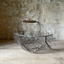 BU20110182 Old French wire mesh harvest basket with wooden handle in beautiful weathered condition, see photos for details. Size: 52.5 cm long / 15.5 cm high (to handle) / 28.5 cm high (including handle) / 32.5 cm cross section.