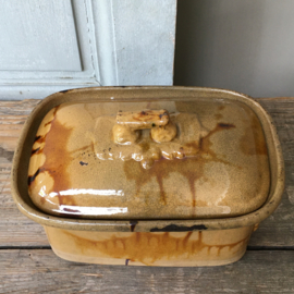 AW20110663 Old French pate tureen has some old traces of use, but otherwise in beautiful condition! Size: 9.5 cm. high (up to the lid) / 20.5 cm. long / 14 cm. wide