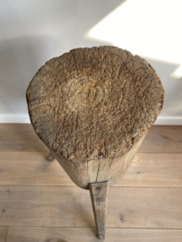 OV20110990 Antique French rustic chopping block in beautiful condition! Equipped with a monogram O - T which makes it even more special... Size: 80 cm high / 23 cm cross section. Pick up in store only