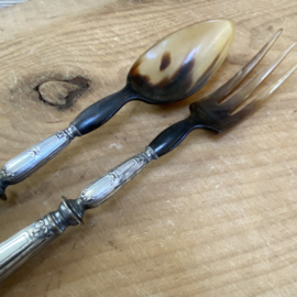 OV20111104 Old French salad serving set made of bone in beautiful condition! Size: 27 cm long.