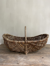 OV20110755 Old French wicker picking basket in beautiful light gray condition! Dimensions: 56 cm long / +/- 18 cm. high (to handle)