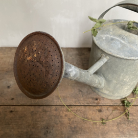 BU20110122 Old French zinc watering can in beautifully weathered condition, content: 22 litres, waterproof! Size: +/- 35 cm. high (up to handle) Only pick up in store!