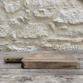 OV20111112 Old French cutting board in beautiful slightly grayed condition! Size: 30 cm long (to the handle) / 43 cm (up to the handle) / 24.5 cm wide / 4 cm thick