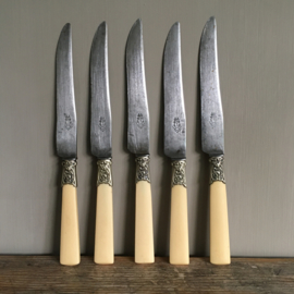 OV20110660 set of 5 old French knives with bakelite handle and beautiful details, probable period - Art Nouveau 1890-1914 in beautiful condition! Dimensions: 24.5 cm. long. / 2 cm. wide