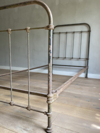 OV20110925 Oud Frans smeedijzeren bed matrasmaat  90x200 in prachtige staat. Iets wat olijfgroene patine. Alleen ophalen winkel of bezorgen binnen NL.