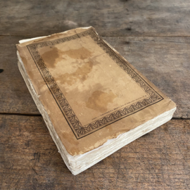 OV20110953 Antiek Frans boekje - Oeuvres complètes De Buffon - uit Parijs 1829 met handgeschept papier in verweerde, maar nog  in mooie decoratieve staat! Afmeting: 14 cm breed / 21,5 cm hoog / 2,5 cm dik